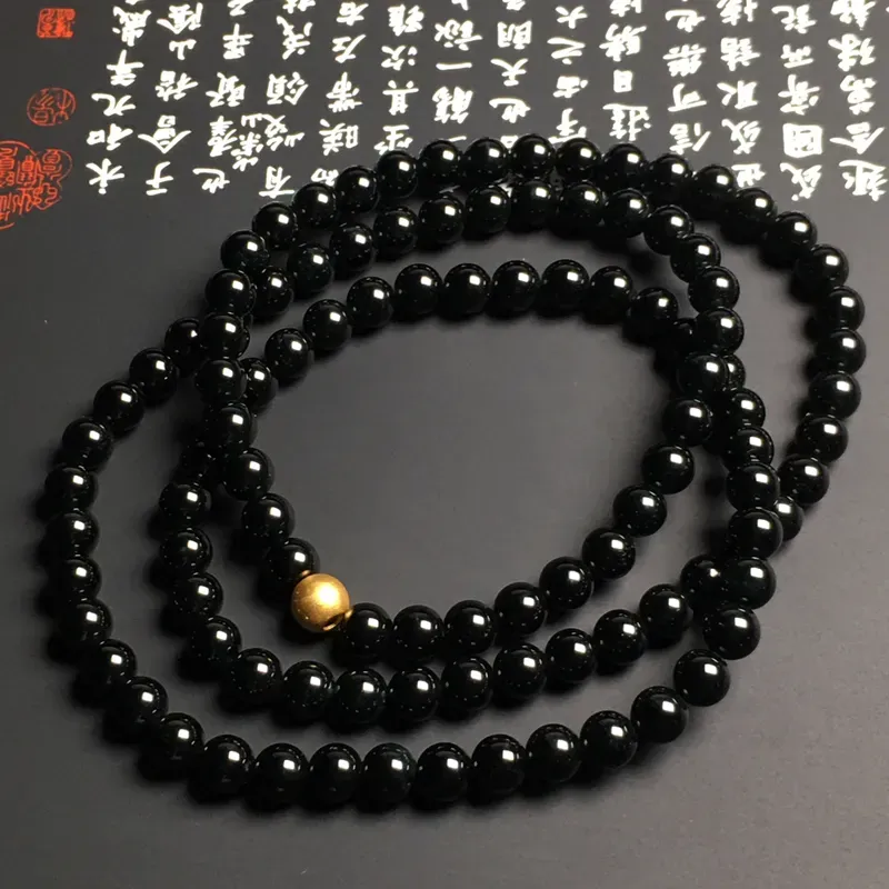 老坑冰种墨翠珠链 108颗 直径6.6毫米 黑度佳 款式时尚 打灯通透 翠色艳丽 质地细腻 金色配珠为18K金