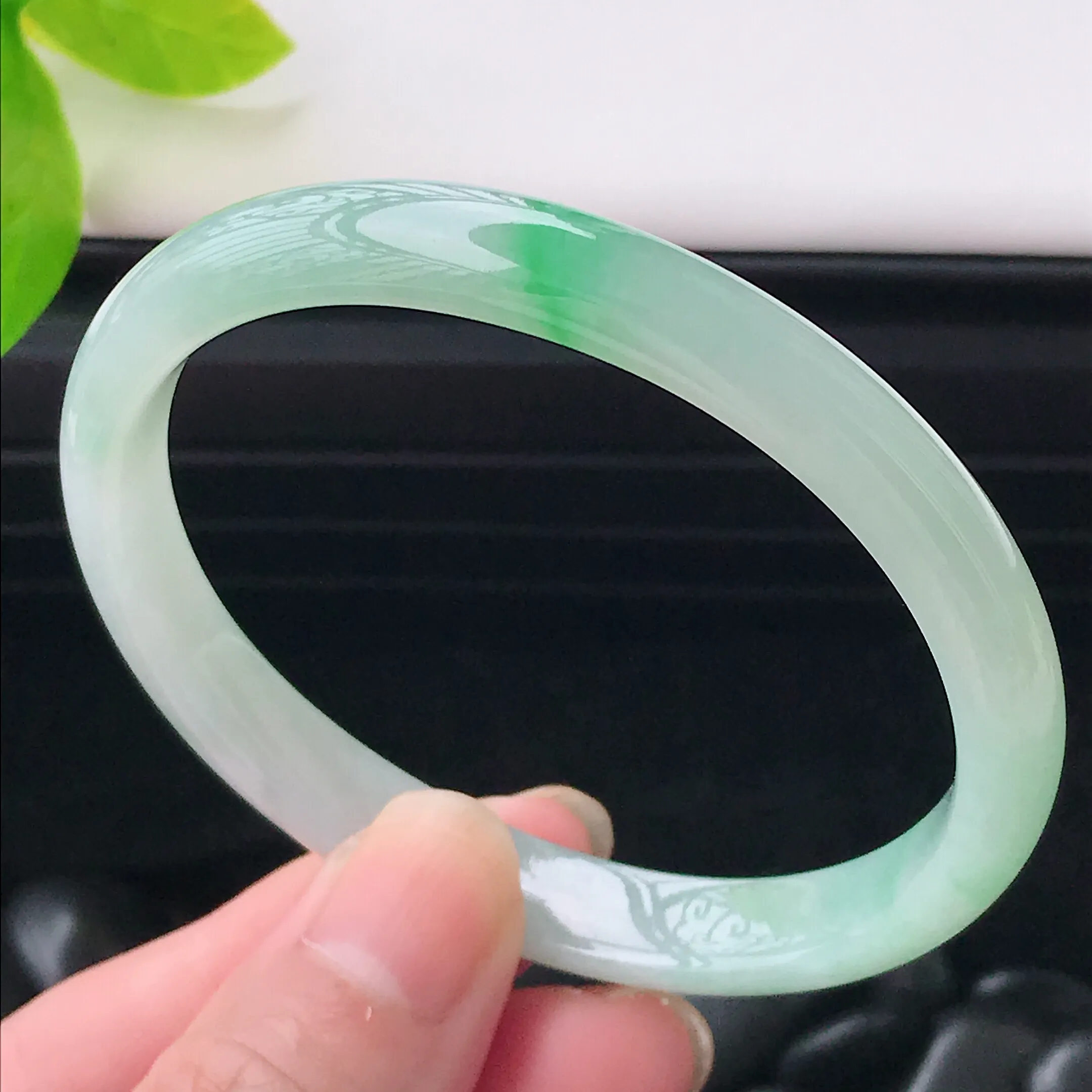 9 水润飘阳绿翡翠贵妃手镯  圈口55.9/50.2/8.1/6.