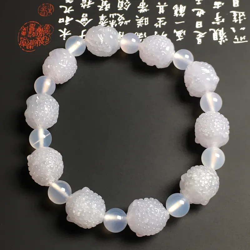 糯化种佛头手串 10颗 单颗尺寸14.3-13.2-12.8毫米 质地细腻 雕工精湛 款式新颖 隔珠为玉髓