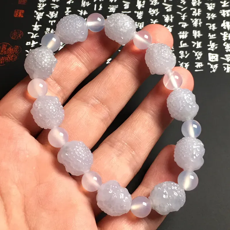 糯化种佛头手串 10颗 单颗尺寸14.3-13.2-12.8毫米 质地细腻 雕工精湛 款式新颖 隔珠为玉髓