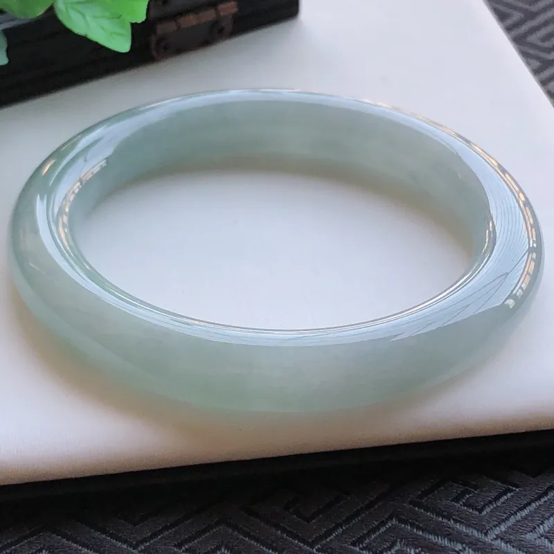 3圈口,水润天然a货翡翠圆条手镯,料子细腻,种水足,上手效果好,尺寸53.