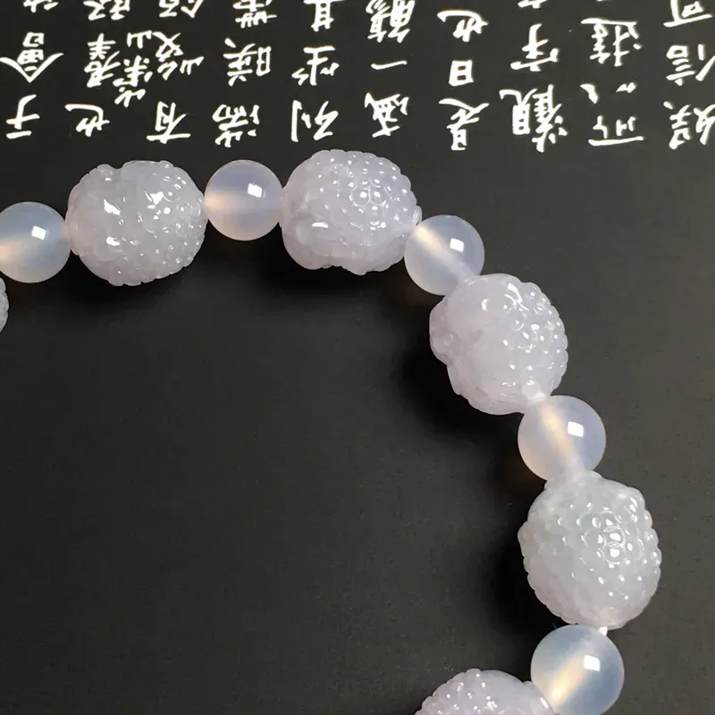 糯化种佛头手串 10颗 单颗尺寸14.3-13.2-12.8毫米 质地细腻 雕工精湛 款式新颖 隔珠为玉髓