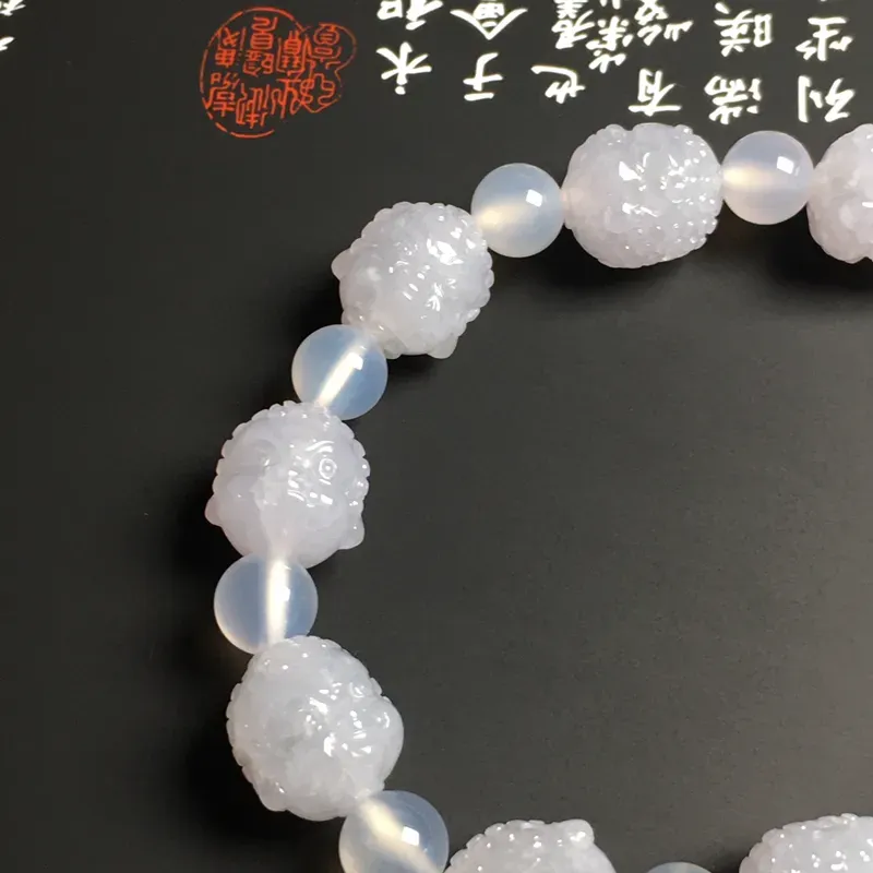 糯化种佛头手串 10颗 单颗尺寸14.3-13.2-12.8毫米 质地细腻 雕工精湛 款式新颖 隔珠为玉髓