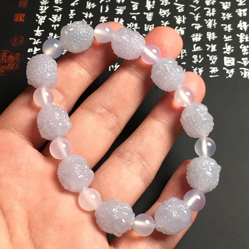 糯化种佛头手串 10颗 单颗尺寸14.3-13.2-12.8毫米 质地细腻 雕工精湛 款式新颖 隔珠为玉髓