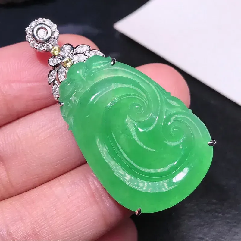 严选推荐大如意,老坑冰种满绿色如意挂件,18k金钻精致镶嵌而成,品相佳