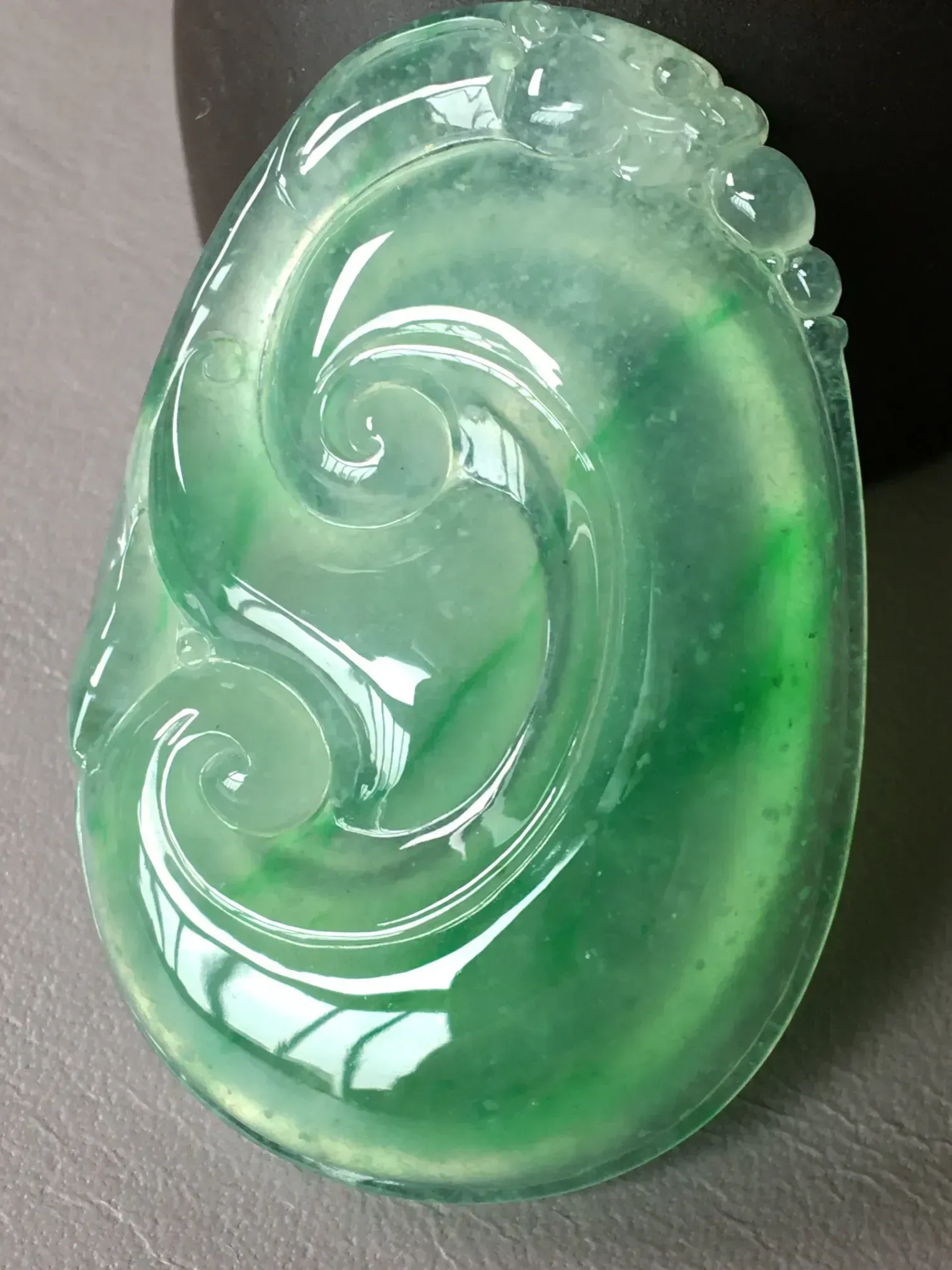 a货翡翠种好飘绿如意吊坠尺寸48329144mm