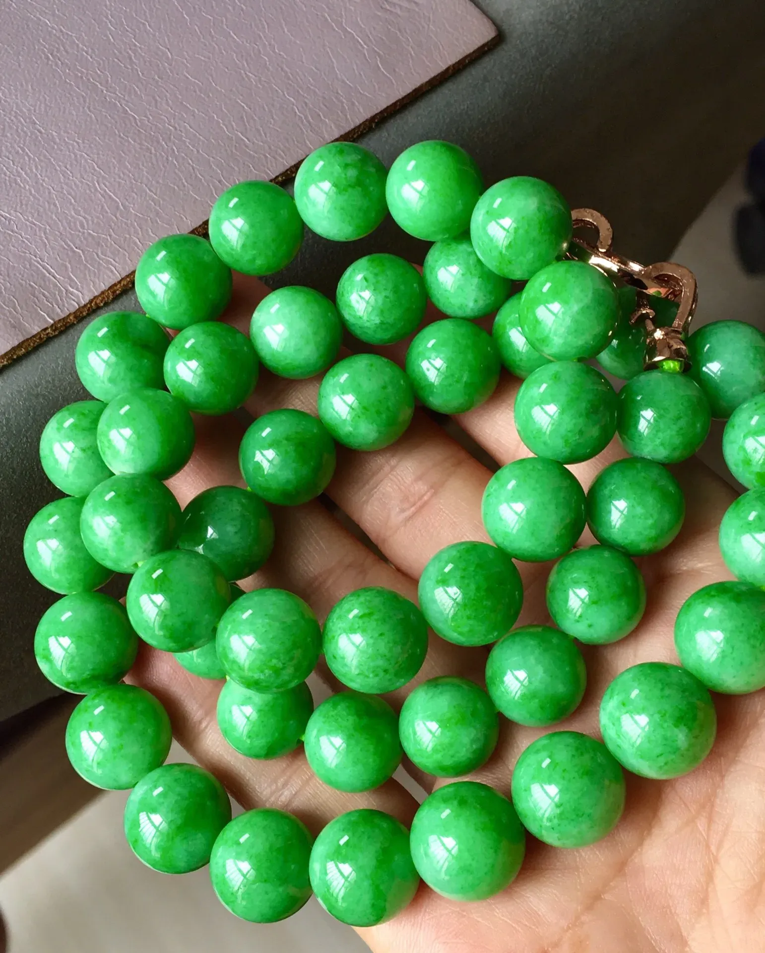 阳绿珠链，色泽艳丽，饱满，无纹无裂，尺寸12.3/11，编码521