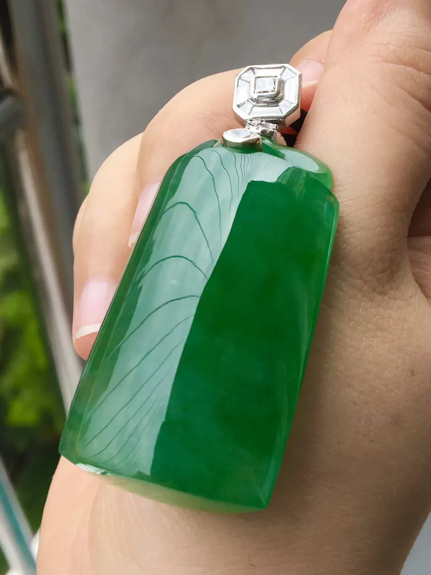 冰阳绿无事牌,饱满无裂,色泽艳丽,水润细腻,尺寸46.8/25.6/12.5-58.