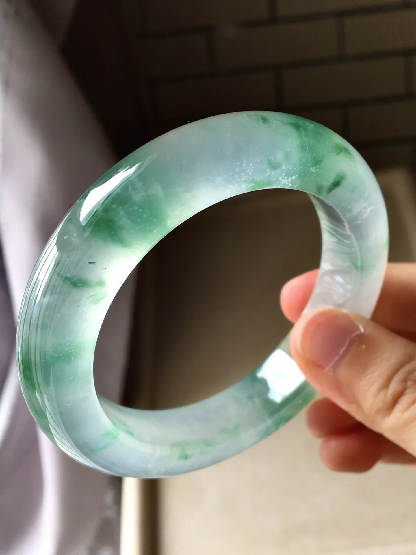 冰飘绿花正圈手镯,饱满无裂,色泽艳丽,水润十足,尺寸53.5/12.7/10.