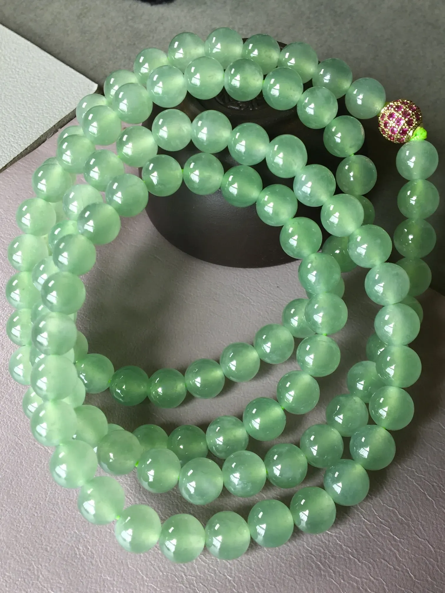 冰晴绿珠链，饱满无裂，色泽艳丽，水润细腻，尺寸7.5/7.3-108颗，编号526