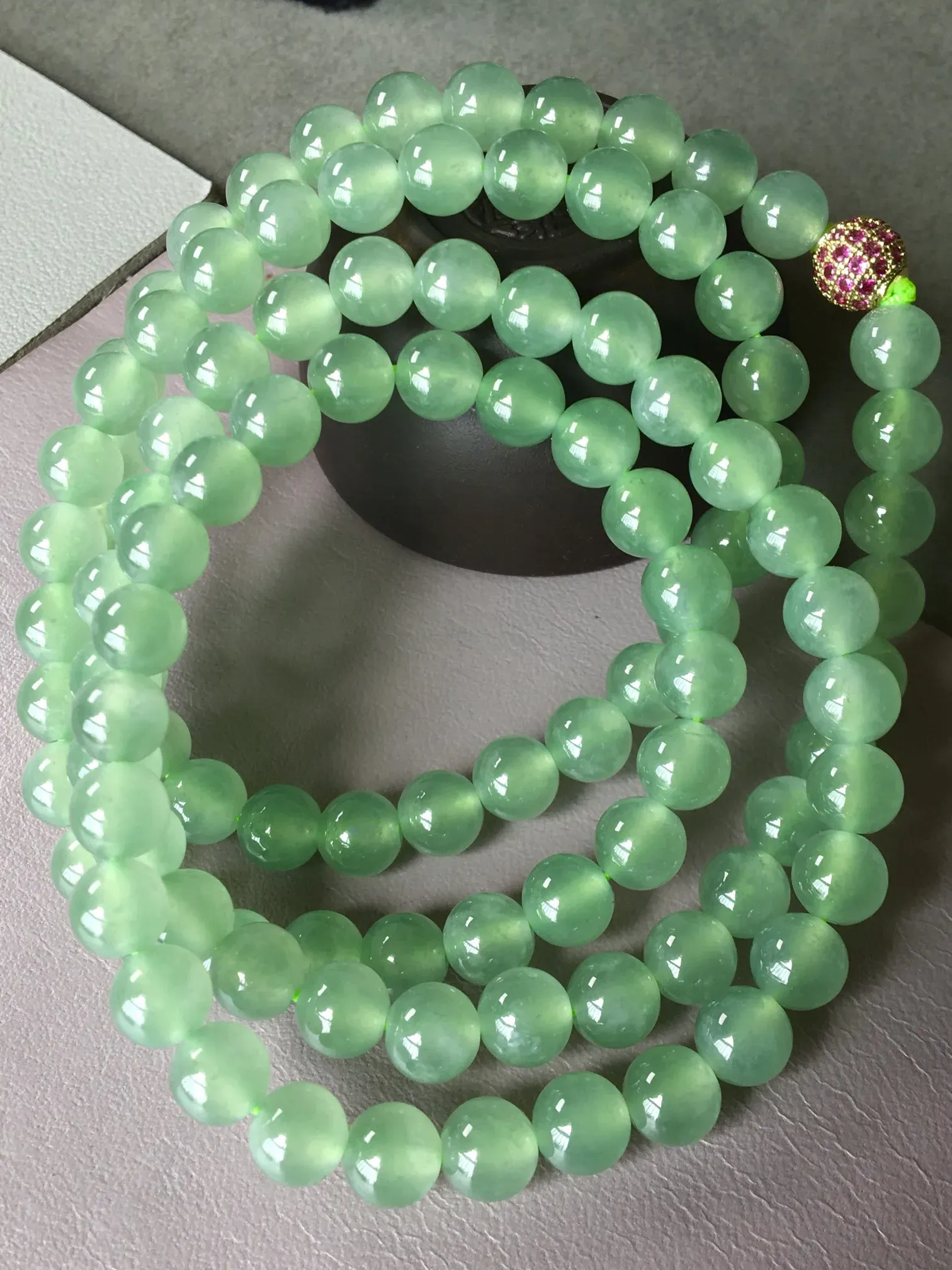 冰晴绿珠链，饱满无裂，色泽艳丽，水润细腻，尺寸7.5/7.3-108颗，编号526