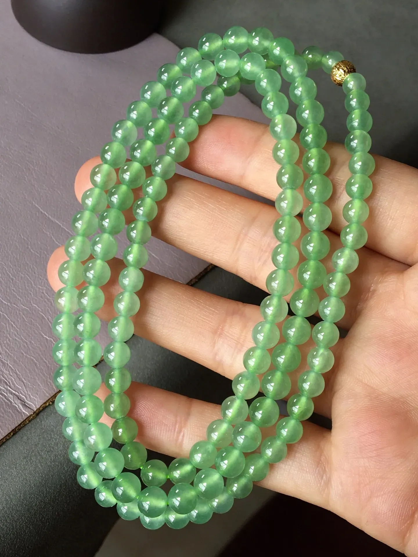 冰晴绿珠链，饱满无裂，色泽艳丽，水润细腻，尺寸5.6/4.7-128颗，编号526