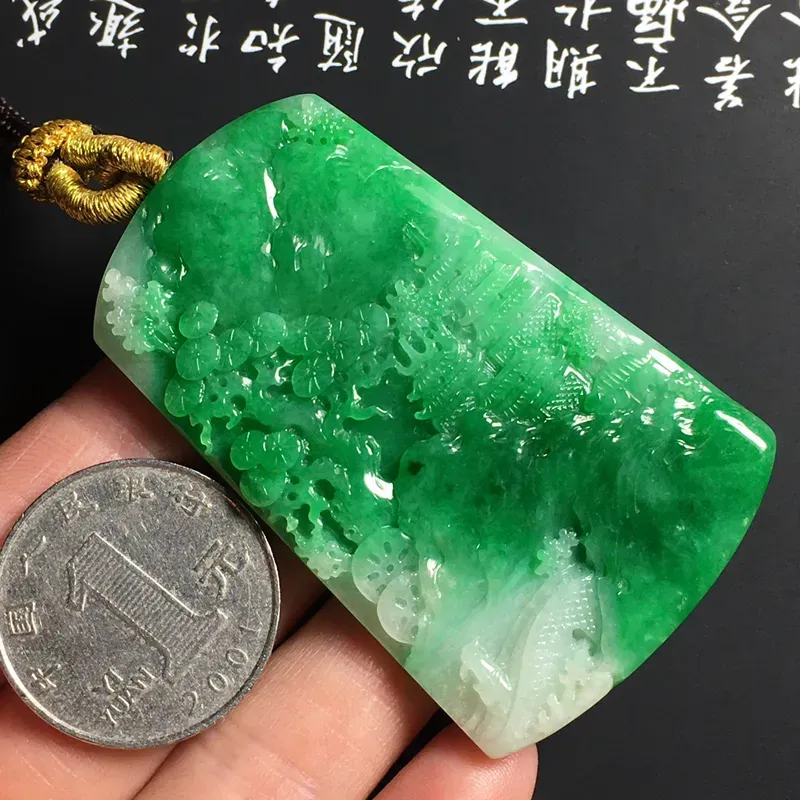 带色悠然自得吊坠 尺寸60-38-5毫米 翠色艳丽 雕工精细 品相佳