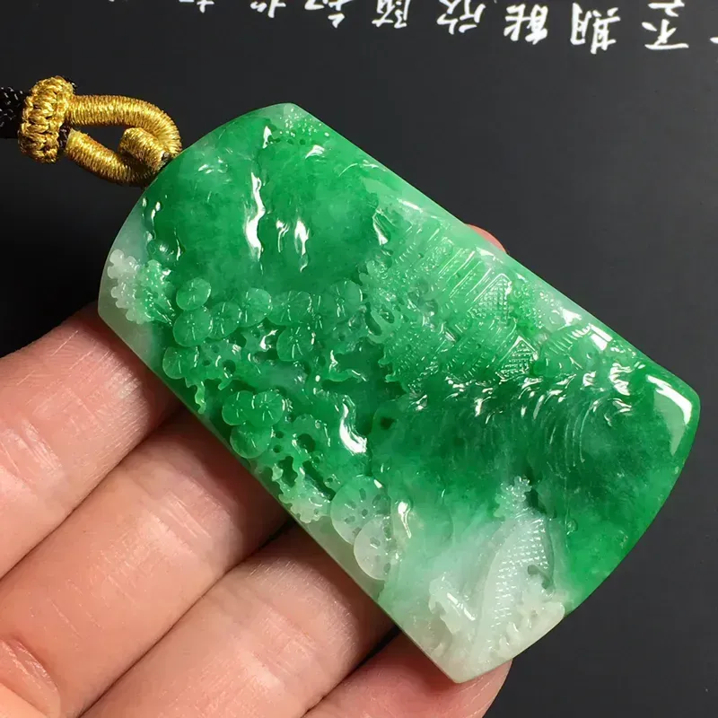 带色悠然自得吊坠 尺寸60-38-5毫米 翠色艳丽 雕工精细 品相佳