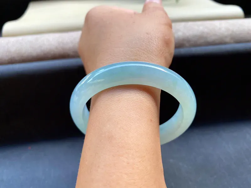 56-57圈口冰润底色正圈手镯，
尺寸:56.2×12.2×7.5mm，
底子细腻，质地干净，种水好水润清新！