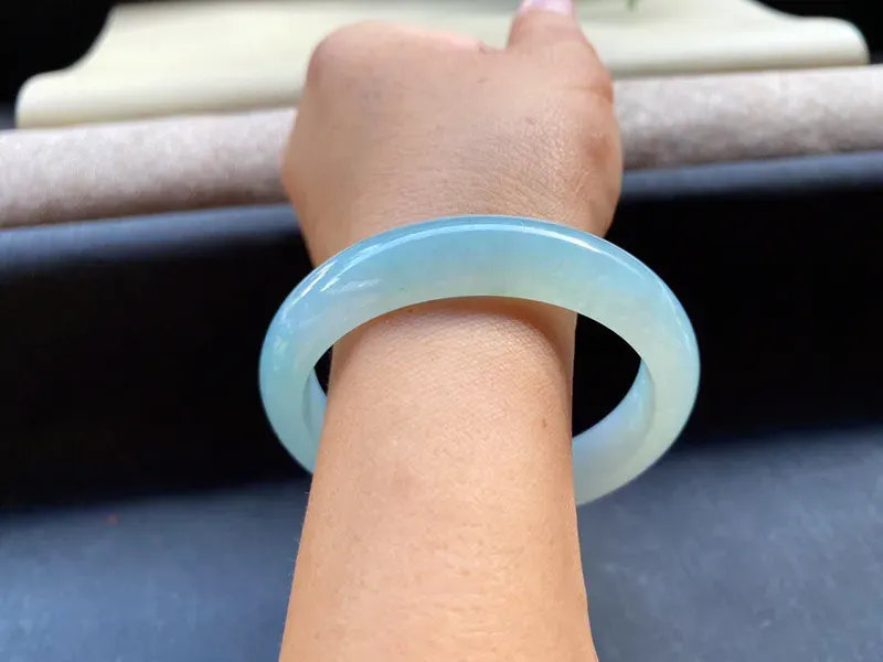 56-57圈口冰润底色正圈手镯，
尺寸:56.2×12.2×7.5mm，
底子细腻，质地干净，种水好水润清新！