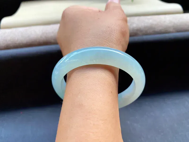 56-57圈口冰润底色正圈手镯，
尺寸:56.2×12.2×7.5mm，
底子细腻，质地干净，种水好水润清新！