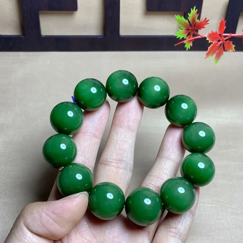 〔传家宝〕珠径20mm和田玉碧玉冰底菠菜绿   猫眼 佛珠 手串，老坑料，玉质特细腻油润，色泽鲜艳，无裂无杂，猫眼活灵活现，再闪耀的星星也抵不过他眼里的整条星河️，颗颗精选，水亮油润，沁人心脾，猫眼效应，阳光下的通透水感，溢满的绿意，任人见了都要心动一次️