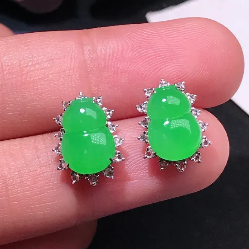 伟德国际冰阳绿葫芦耳钉 小爱玉器店