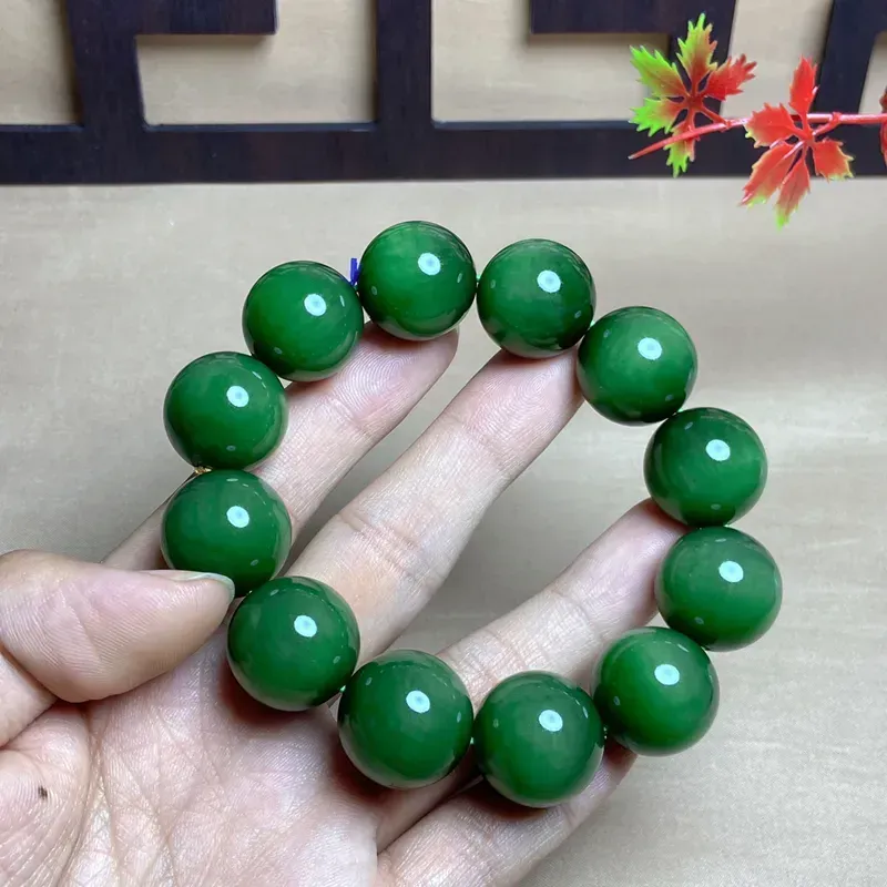 〔传家宝〕珠径20mm和田玉碧玉冰底菠菜绿   猫眼 佛珠 手串，老坑料，玉质特细腻油润，色泽鲜艳，无裂无杂，猫眼活灵活现，再闪耀的星星也抵不过他眼里的整条星河️，颗颗精选，水亮油润，沁人心脾，猫眼效应，阳光下的通透水感，溢满的绿意，任人见了都要心动一次️