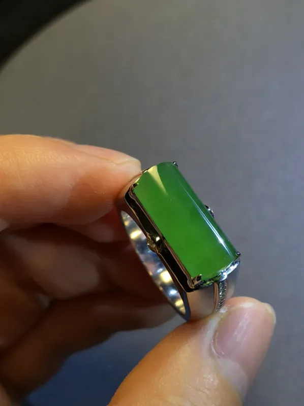 绿马鞍戒指，
裸石17.5-7.5-3.2mm，
14.18g，19.5#，
18K金伴天然钻石镶嵌，