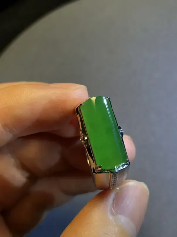 绿马鞍戒指，
裸石17.5-7.5-3.2mm，
14.18g，19.5#，
18K金伴天然钻石镶嵌，