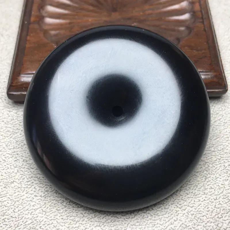 【平安扣】80.6克,新疆和田玉墨玉平安扣,苏工名家大师作品,玉质温润