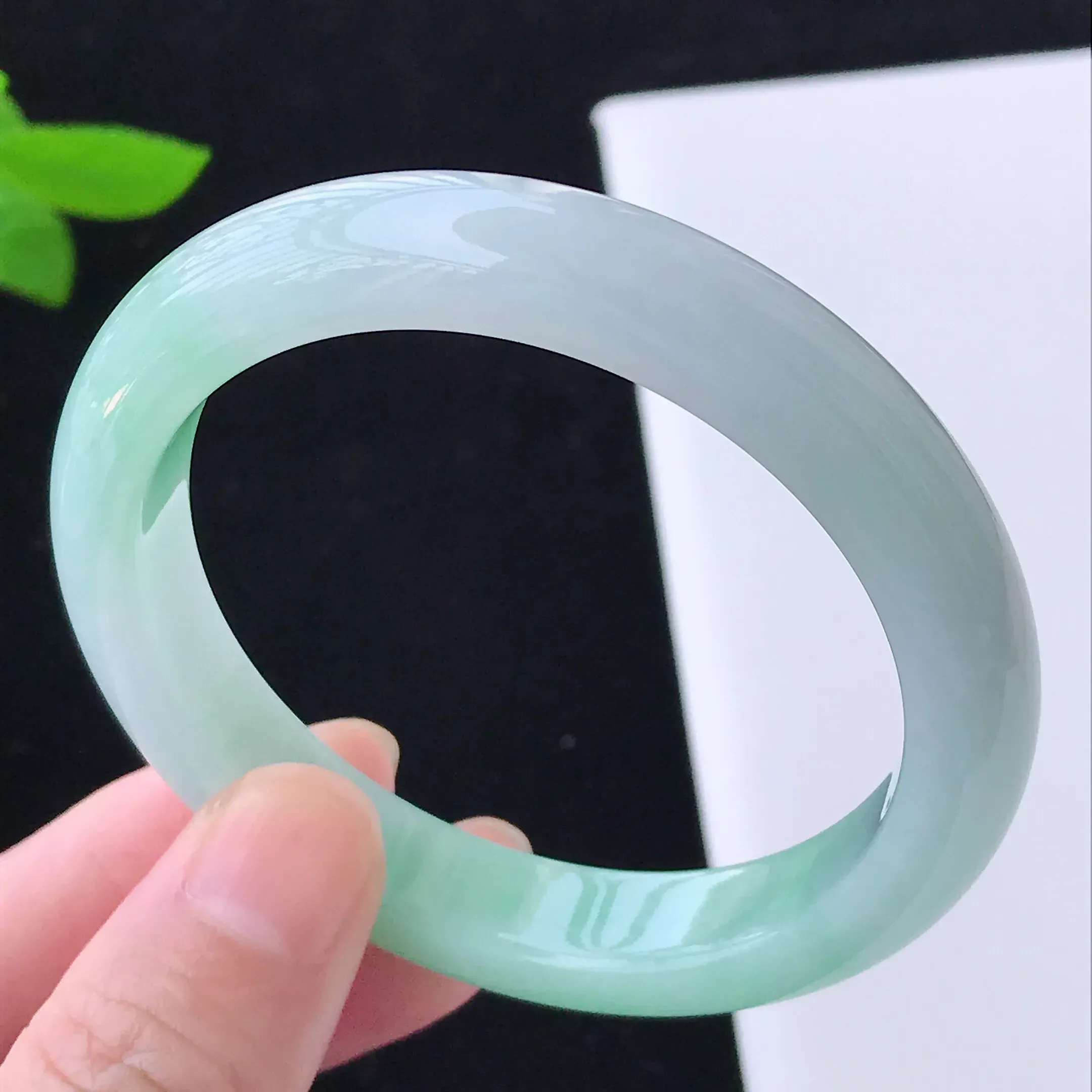 正圈53.0 水润飘绿翡翠正圈手镯  圈口53.0/10.2/7.