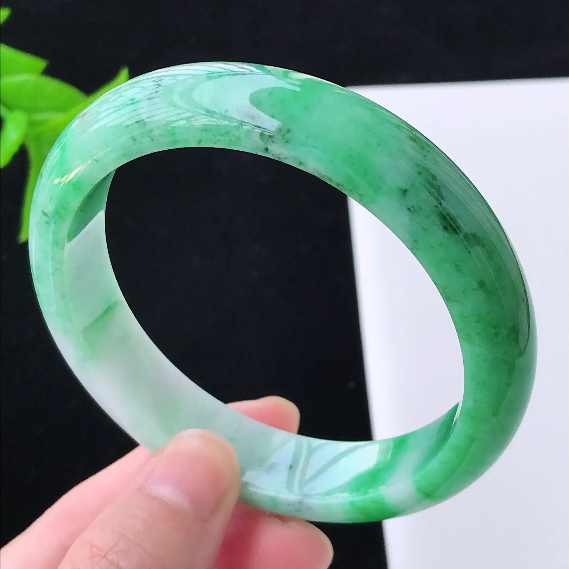 正圈59.5 水润阳绿飘花翡翠正圈手镯  圈口59.5/13.6/8.