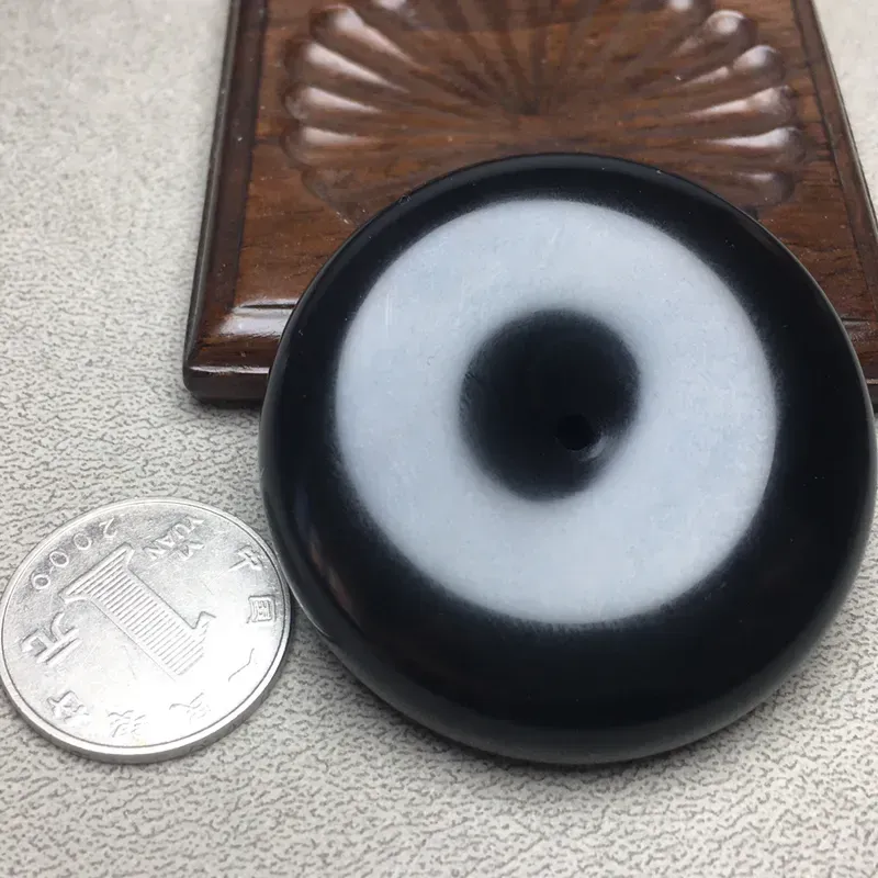 【平安扣】80.6克,新疆和田玉墨玉平安扣,苏工名家大师作品,玉质温润