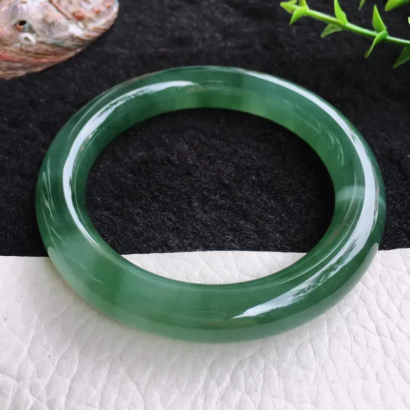 老种冰油55.5mm翡翠圆条玉手镯，种水足，明艳绚丽，光彩四溢，水润，种老！佩戴高雅知性！值得收藏！lyy 尺寸:55.3*10.8*10.2mm