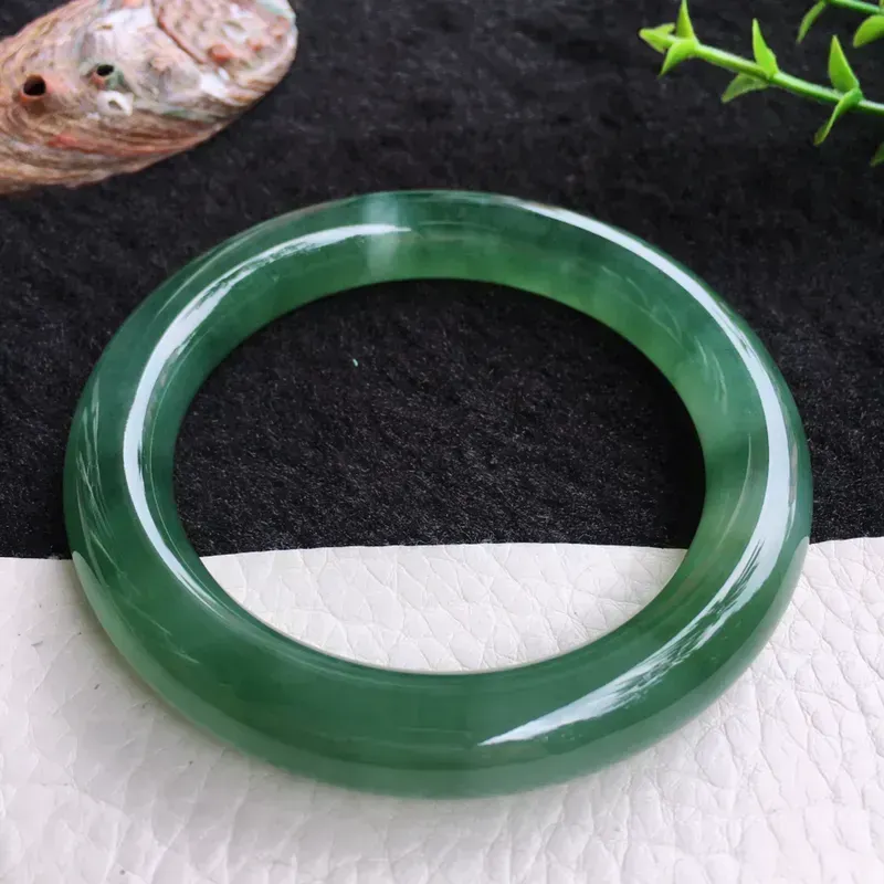 老种冰油55.5mm翡翠圆条玉手镯，种水足，明艳绚丽，光彩四溢，水润，种老！佩戴高雅知性！值得收藏！lyy 尺寸:55.3*10.8*10.2mm