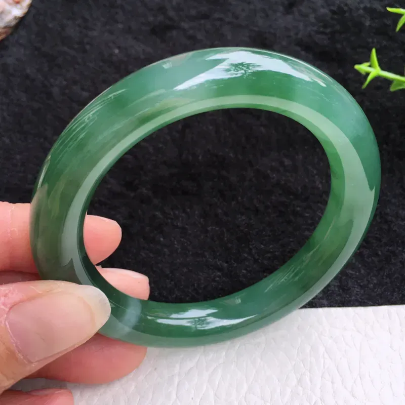 老种冰油55.5mm翡翠圆条玉手镯，种水足，明艳绚丽，光彩四溢，水润，种老！佩戴高雅知性！值得收藏！lyy 尺寸:55.3*10.8*10.2mm