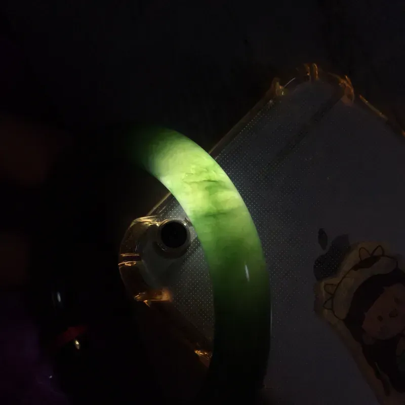 老种冰油55.5mm翡翠圆条玉手镯，种水足，明艳绚丽，光彩四溢，水润，种老！佩戴高雅知性！值得收藏！lyy 尺寸:55.3*10.8*10.2mm