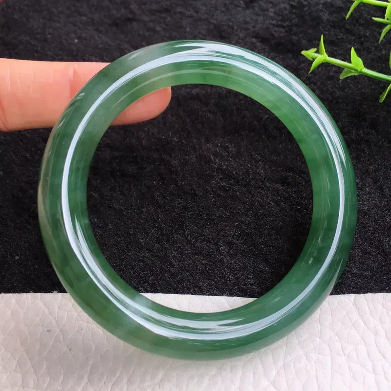 老种冰油55.5mm翡翠圆条玉手镯，种水足，明艳绚丽，光彩四溢，水润，种老！佩戴高雅知性！值得收藏！lyy 尺寸:55.3*10.8*10.2mm