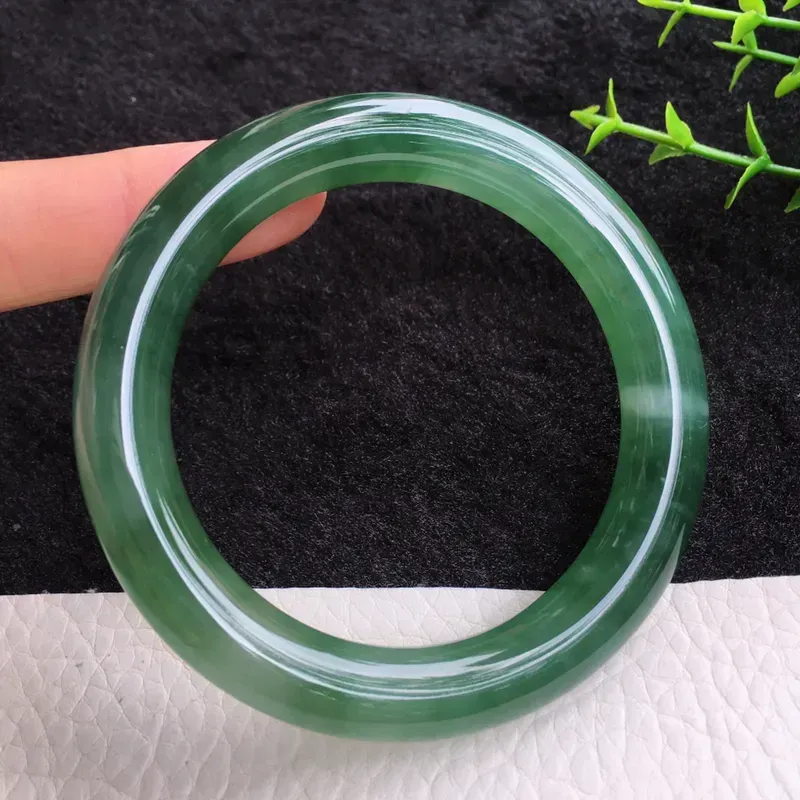 老种冰油55.5mm翡翠圆条玉手镯，种水足，明艳绚丽，光彩四溢，水润，种老！佩戴高雅知性！值得收藏！lyy 尺寸:55.3*10.8*10.2mm