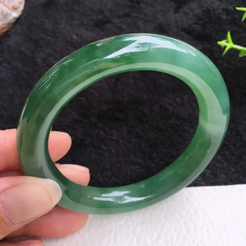 老种冰油55.5mm翡翠圆条玉手镯，种水足，明艳绚丽，光彩四溢，水润，种老！佩戴高雅知性！值得收藏！lyy 尺寸:55.3*10.8*10.2mm