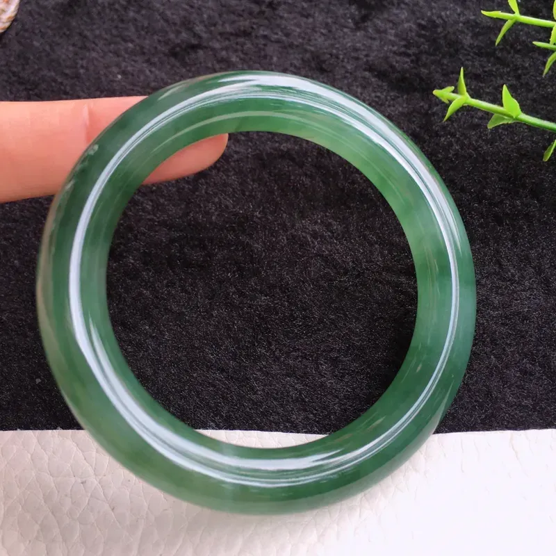老种冰油55.5mm翡翠圆条玉手镯，种水足，明艳绚丽，光彩四溢，水润，种老！佩戴高雅知性！值得收藏！lyy 尺寸:55.3*10.8*10.2mm