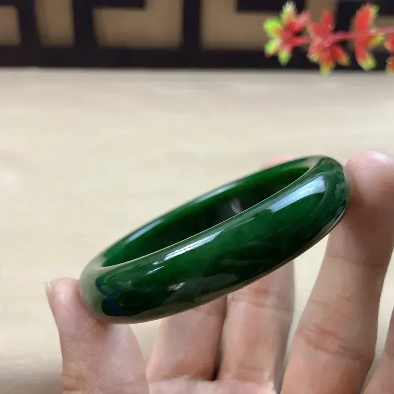 3g,和田玉碧玉鲜菠菜绿手镯,老坑料,玉质细腻油润,色泽鲜艳,带有1个小