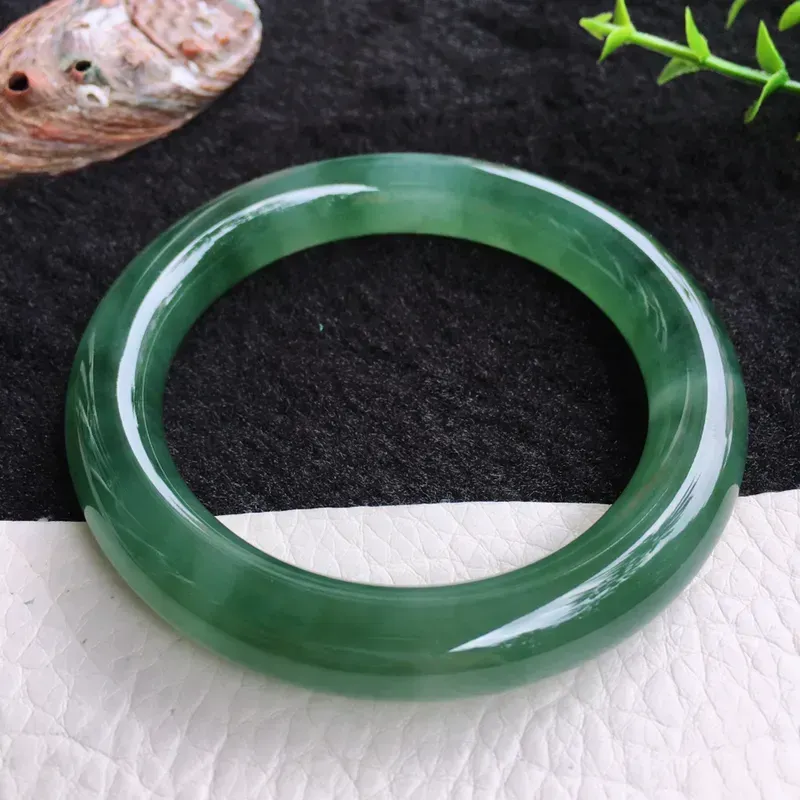 老种冰油55.5mm翡翠圆条玉手镯，种水足，明艳绚丽，光彩四溢，水润，种老！佩戴高雅知性！值得收藏！lyy 尺寸:55.3*10.8*10.2mm