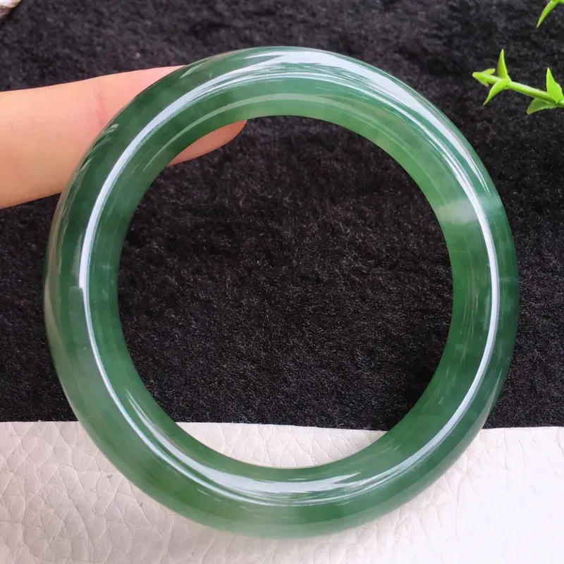 老种冰油55.5mm翡翠圆条玉手镯，种水足，明艳绚丽，光彩四溢，水润，种老！佩戴高雅知性！值得收藏！lyy 尺寸:55.3*10.8*10.2mm