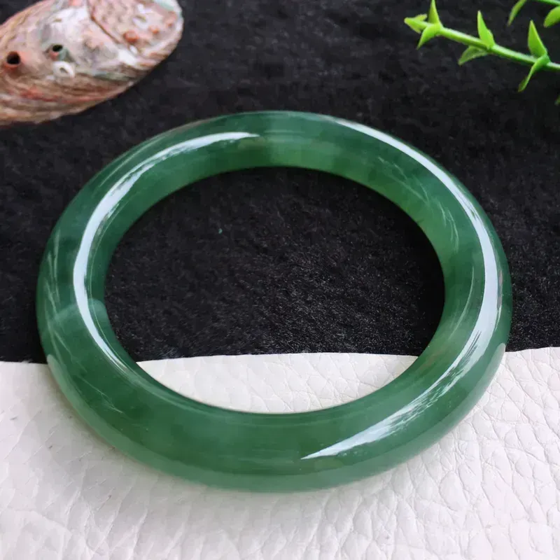 老种冰油55.5mm翡翠圆条玉手镯，种水足，明艳绚丽，光彩四溢，水润，种老！佩戴高雅知性！值得收藏！lyy 尺寸:55.3*10.8*10.2mm