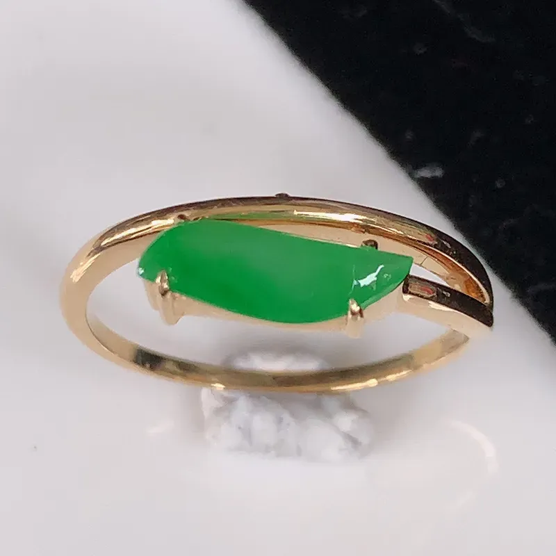 自然光实拍 18K金精工镶嵌满绿翡翠戒指，玉质细腻，翡翠色泽均匀，艳丽饱满，款式高贵大气，上手亮眼，