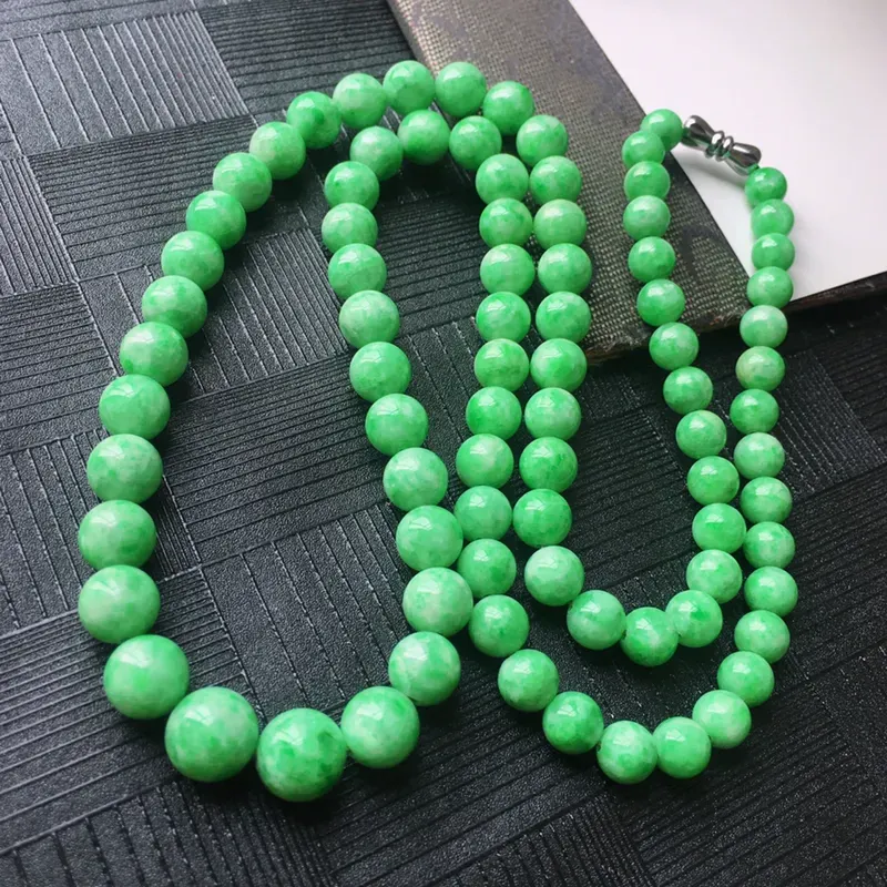 翡翠满绿圆珠项链手链两用，种水好玉质细腻温润，颜色漂亮。尺寸：取大 9.1mm 取小 5.9mm 项