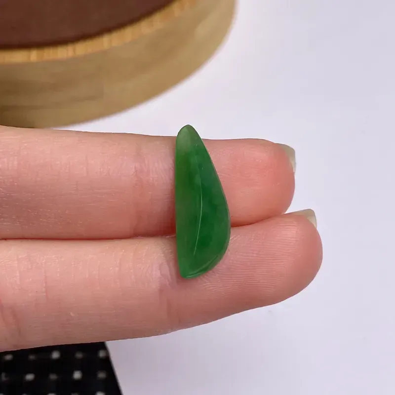 A货翡翠-水润满绿随形镶嵌件，尺寸20.4*7.0*4.1mm