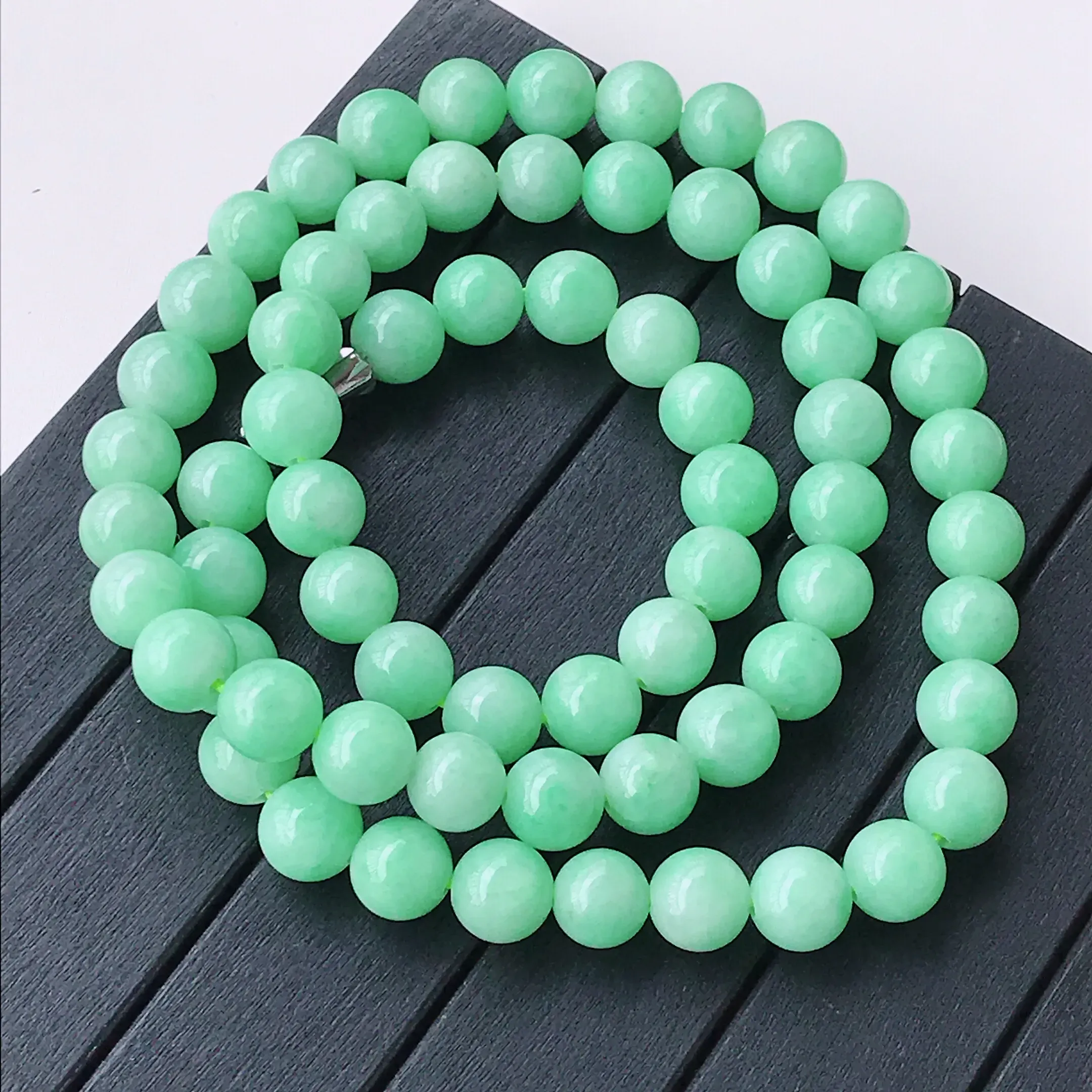 水润满绿精美圆珠翡翠项链  玉质细腻  冰清玉润  颜色漂亮  尺寸直径8.5扣头为配饰扣头