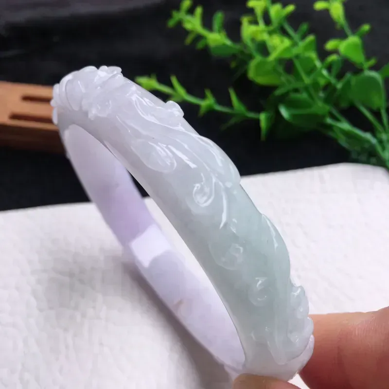 自然光实拍！老坑淡紫底春带彩雕花手镯，喜上眉梢挂件，手镯挂件套装，种老水足，玉质细腻起胶，雕工精美，色泽淡雅 立体厚装，手镯尺寸:61*12.5*8.8mm，挂坠尺寸:58.6*12.8mm，佩戴效果赞 cy311-754