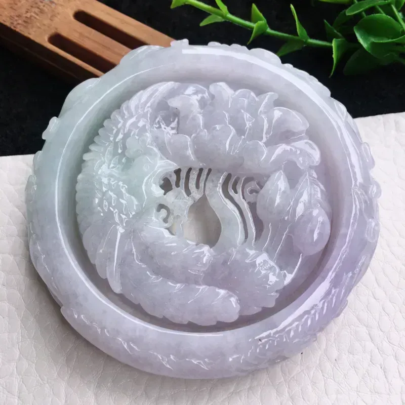 自然光实拍！老坑淡紫底春带彩雕花手镯，喜上眉梢挂件，手镯挂件套装，种老水足，玉质细腻起胶，雕工精美，色泽淡雅 立体厚装，手镯尺寸:61*12.5*8.8mm，挂坠尺寸:58.6*12.8mm，佩戴效果赞 cy311-754
