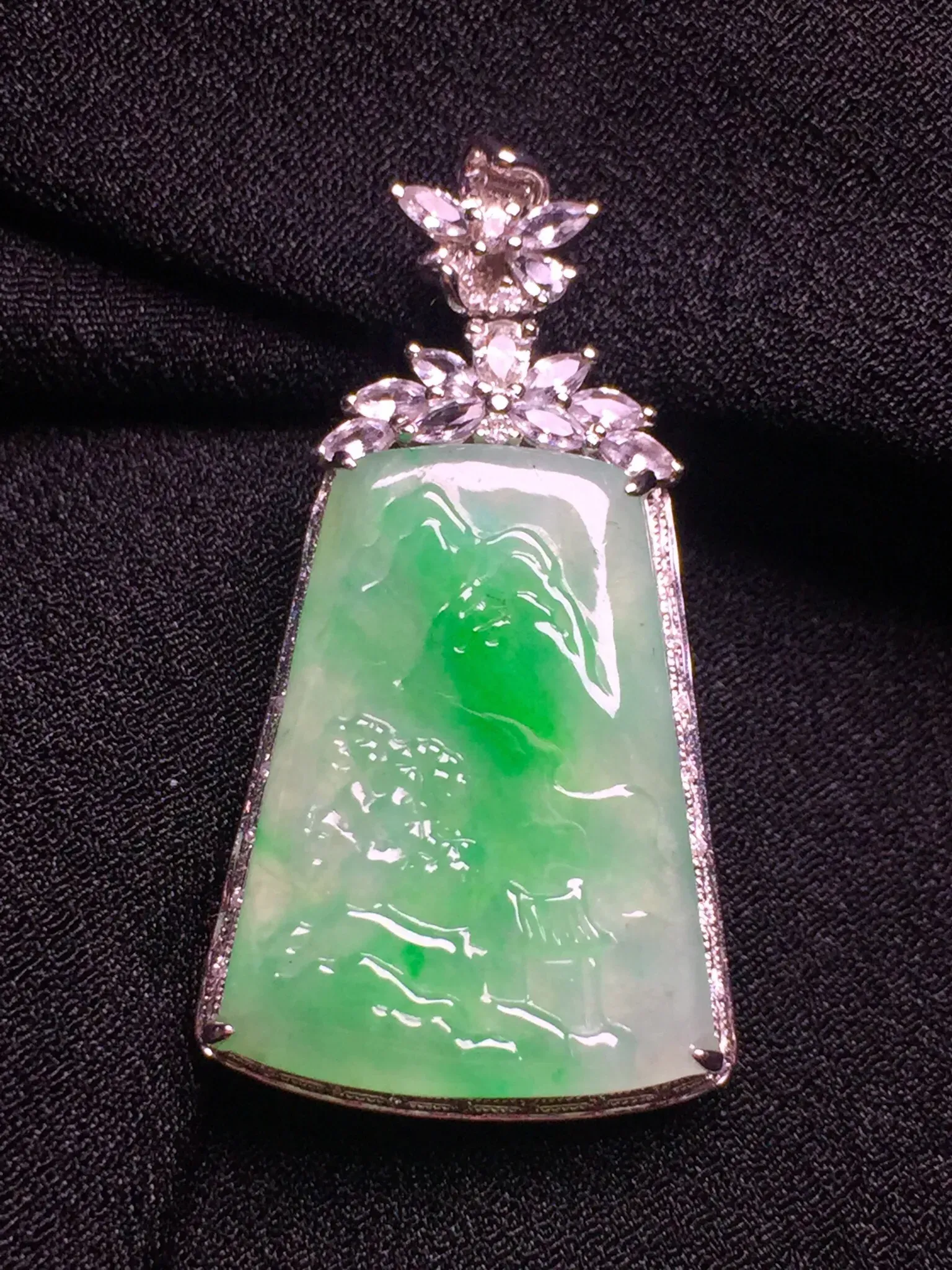阳绿山水牌吊坠,细腻艳美的种色,上身很好看,18k金豪华镶嵌