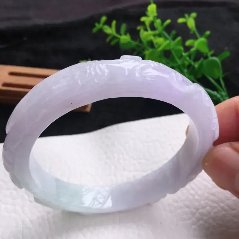自然光实拍！老坑淡紫底春带彩雕花手镯，喜上眉梢挂件，手镯挂件套装，种老水足，玉质细腻起胶，雕工精美，色泽淡雅 立体厚装，手镯尺寸:61*12.5*8.8mm，挂坠尺寸:58.6*12.8mm，佩戴效果赞 cy311-754
